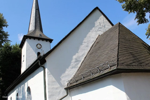 Das Kirchenschiff der kleinen Ortskirche